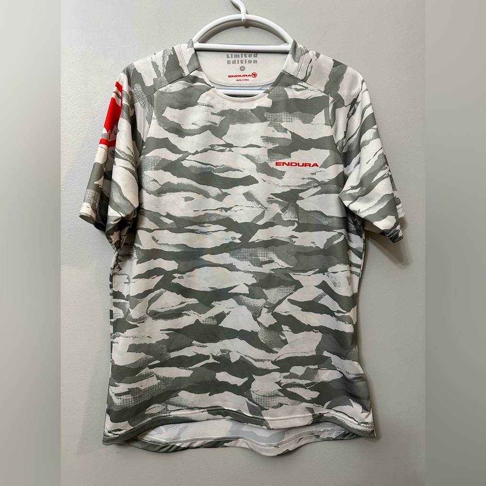 Endura Mountain Camo MTB Cycling Jersey Camo Grey White Men's Size M Printed